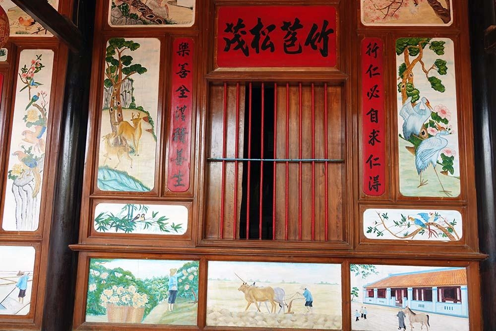 Ngôi nhà gỗ 100 tuổi chứa nhiều cổ vật quý hiếm ở miền Tây ngoi nha go 100 tuoi chua nhieu co vat quy hiem o mien tay