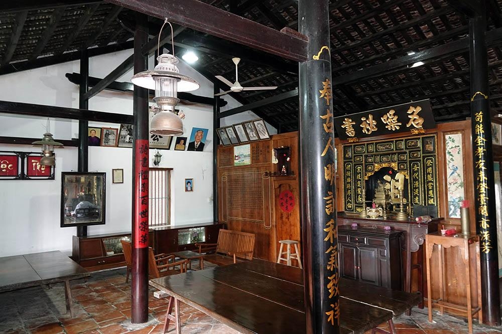 Ngôi nhà gỗ 100 tuổi chứa nhiều cổ vật quý hiếm ở miền Tây ngoi nha go 100 tuoi chua nhieu co vat quy hiem o mien tay