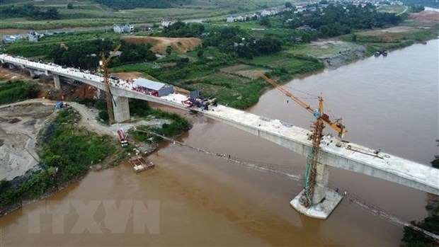 lao cai hop long cau lang giang cay cau thu 8 bac qua song hong