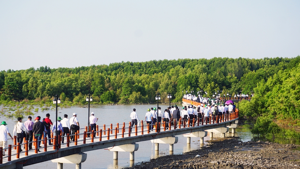 ca mau thay ao moi don khach la ngan phuong