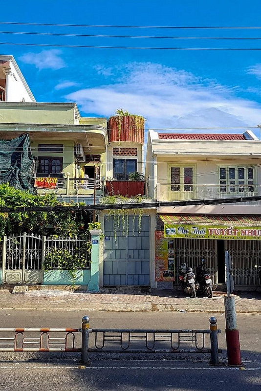 nha pho nho hep gay an tuong voi mat tien doc dao