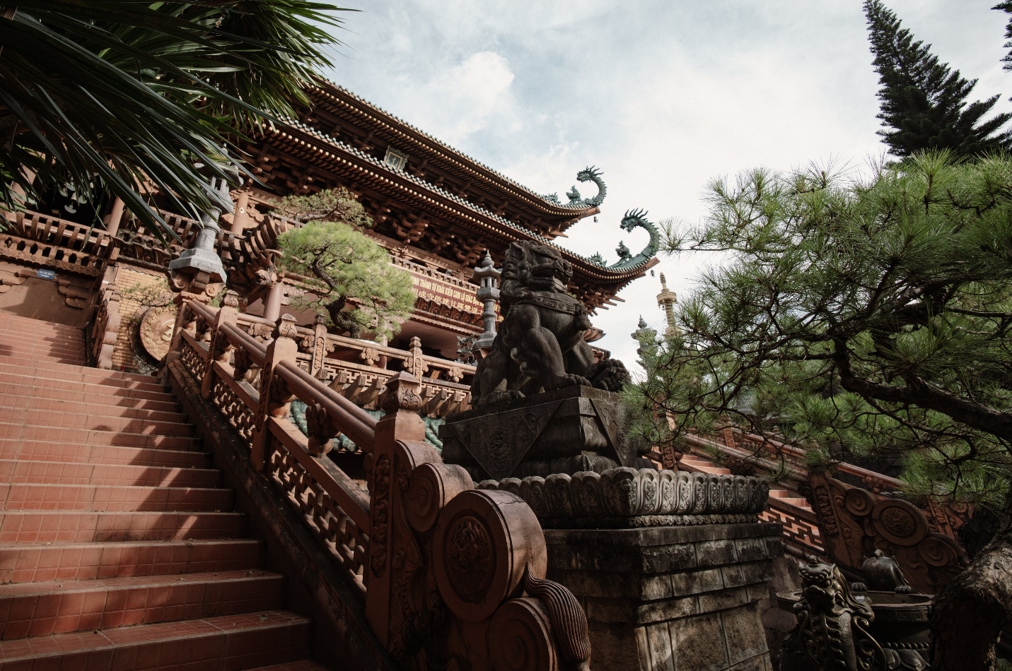 ngoi chua kien truc doc dao khuon vien xanh mat noi tieng nhat gia lai