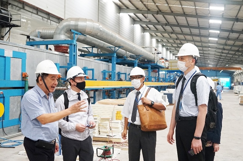 Doanh nghiệp tiên phong đưa tấm lợp 3 lớp cách âm, cách nhiệt vào thị trường VLXD doanh nghiep tien phong dua tam lop 3 lop cach am cach nhiet vao thi truong vlxd