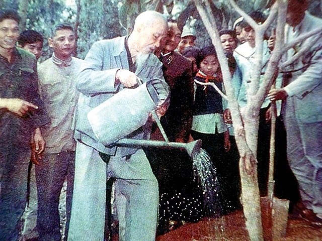 loi cua nguoi mai vang vong cung mua xuan dat nuoc