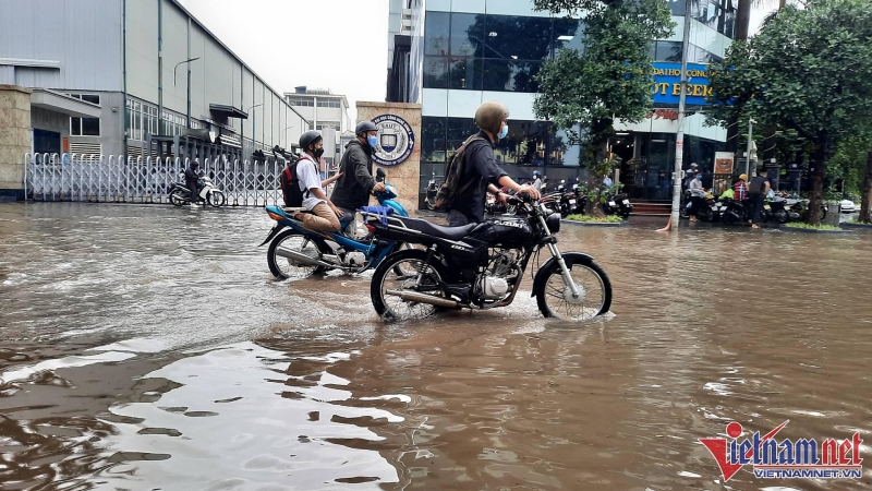 Đường Hà Nội ngập khắp ngả sau trận mưa như trút nước duong ha noi ngap khap nga sau tran mua nhu trut nuoc