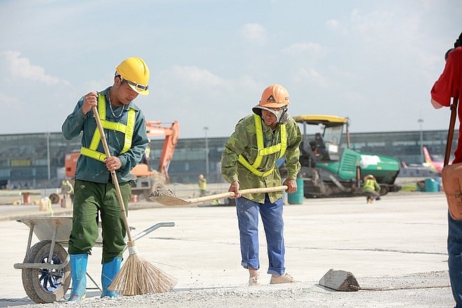 Đại công trường hơn 2000 tỷ cải tạo đường băng sân bay Quốc tế Nội Bài dai cong truong hon 2000 ty cai tao duong bang san bay quoc te noi bai