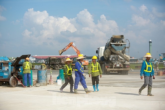 Đại công trường hơn 2000 tỷ cải tạo đường băng sân bay Quốc tế Nội Bài dai cong truong hon 2000 ty cai tao duong bang san bay quoc te noi bai