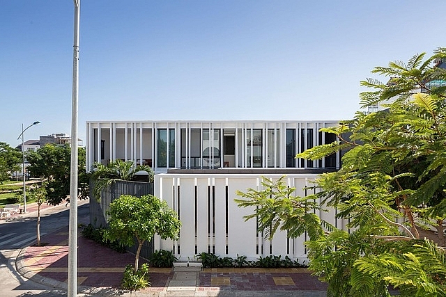 Ngôi nhà ở Ninh Thuận xây bể bơi vô cực tránh nắng đổ lửa mùa hè ngoi nha o ninh thuan xay be boi vo cuc tranh nang do lua mua he