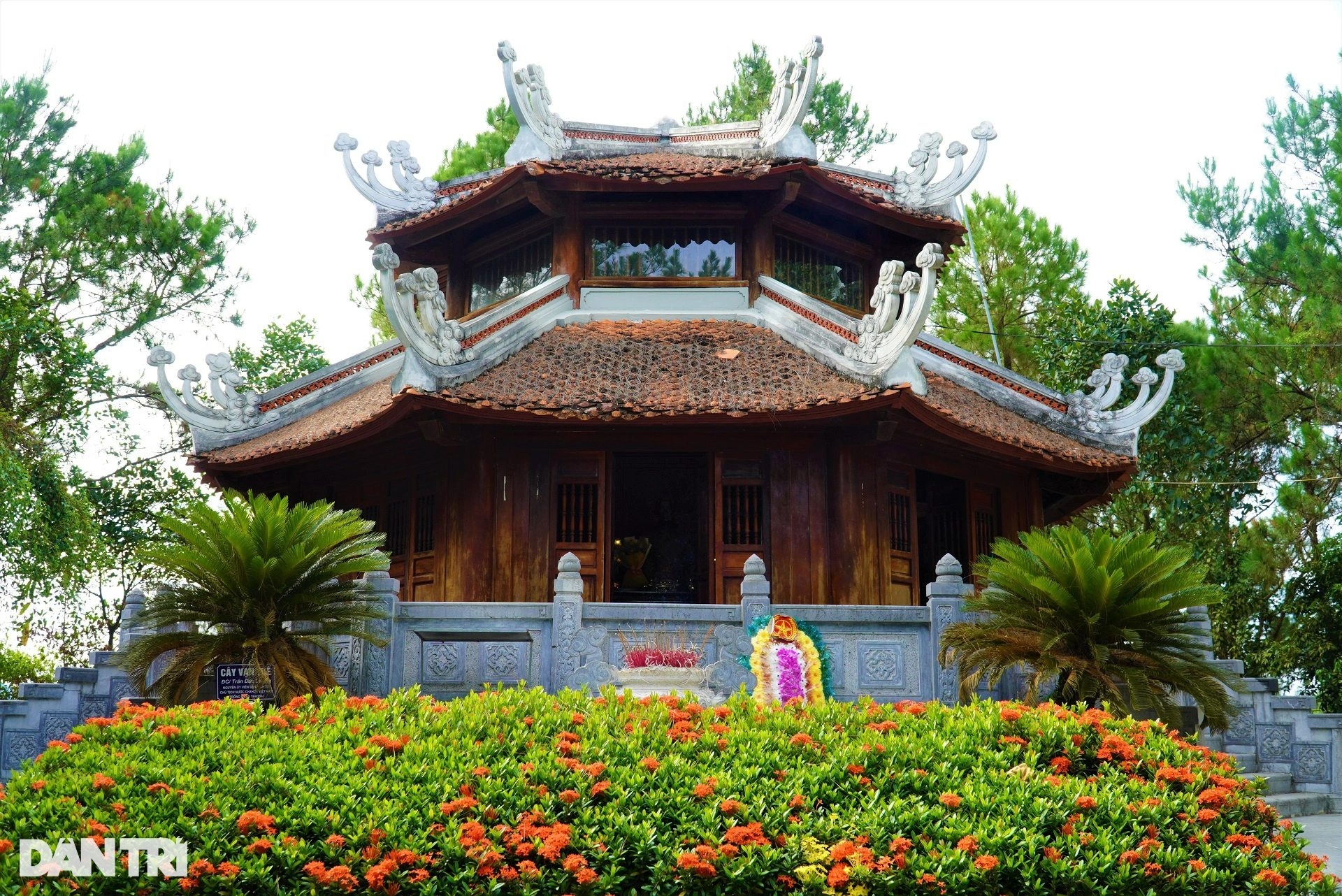 Đền thờ cố Tổng Bí thư Lê Duẩn giữa lòng hồ Kẻ Gỗ den tho co tong bi thu le duan giua long ho ke go