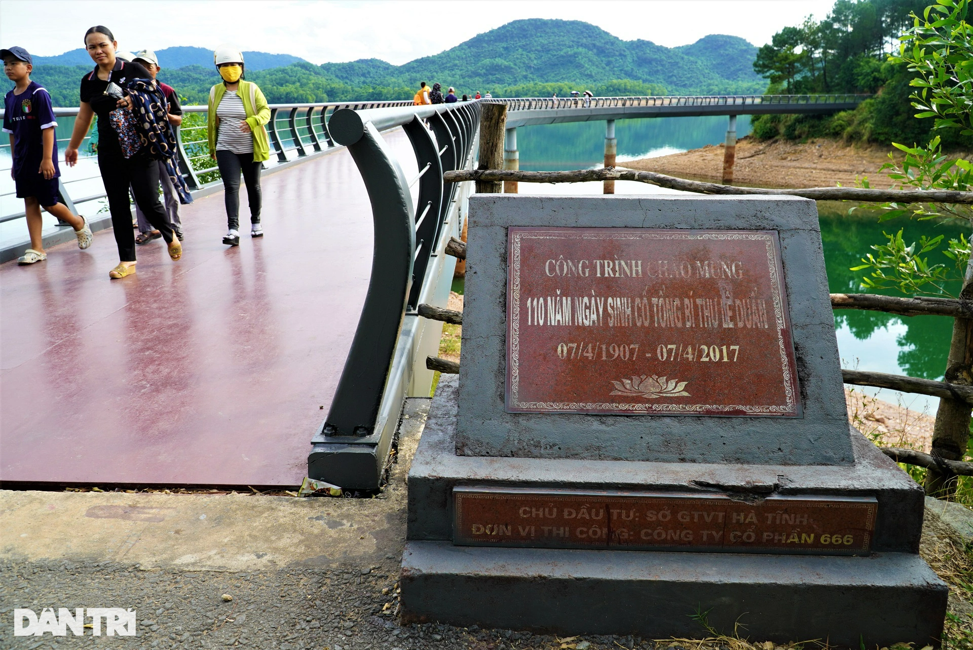 Đền thờ cố Tổng Bí thư Lê Duẩn giữa lòng hồ Kẻ Gỗ den tho co tong bi thu le duan giua long ho ke go