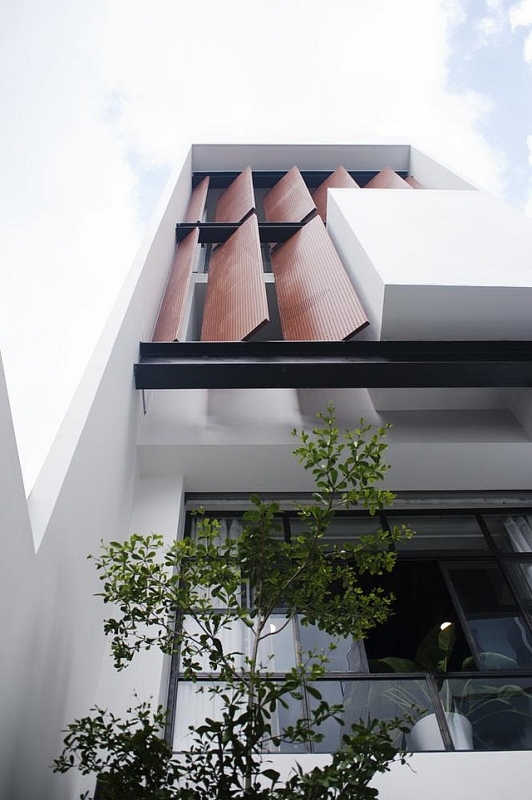 Nhà có mặt tiền "độc": Ngày chắn nắng, tối lên đèn thành tranh vẽ lung linh nha co mat tien doc ngay chan nang toi len den thanh tranh ve lung linh