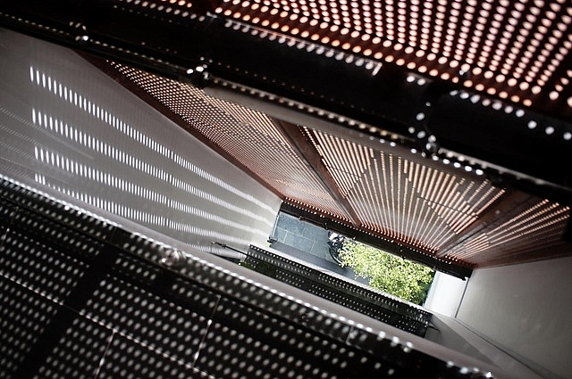 Nhà có mặt tiền "độc": Ngày chắn nắng, tối lên đèn thành tranh vẽ lung linh nha co mat tien doc ngay chan nang toi len den thanh tranh ve lung linh