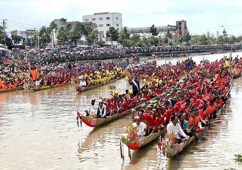 Sóc Trăng rộn ràng Lễ hội Óoc Om Bóc - Đua ghe Ngo soc trang ron rang le hoi ooc om boc dua ghe ngo