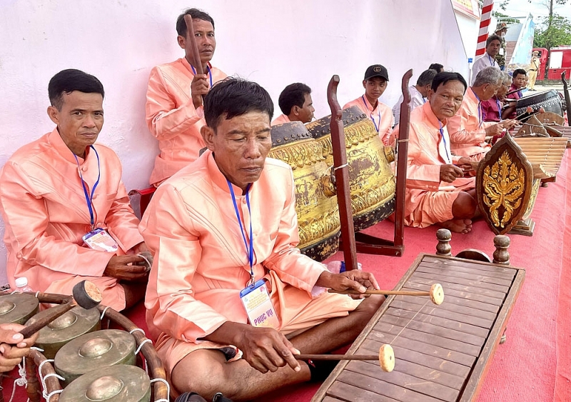 Sóc Trăng rộn ràng Lễ hội Óoc Om Bóc - Đua ghe Ngo soc trang ron rang le hoi ooc om boc dua ghe ngo