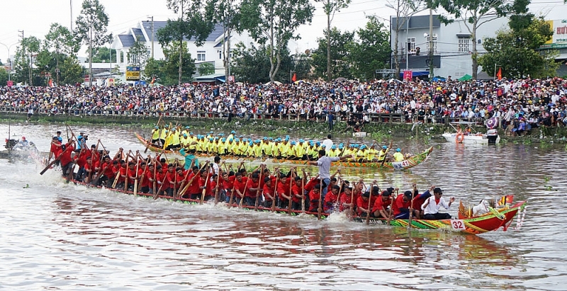 Sóc Trăng rộn ràng Lễ hội Óoc Om Bóc - Đua ghe Ngo soc trang ron rang le hoi ooc om boc dua ghe ngo