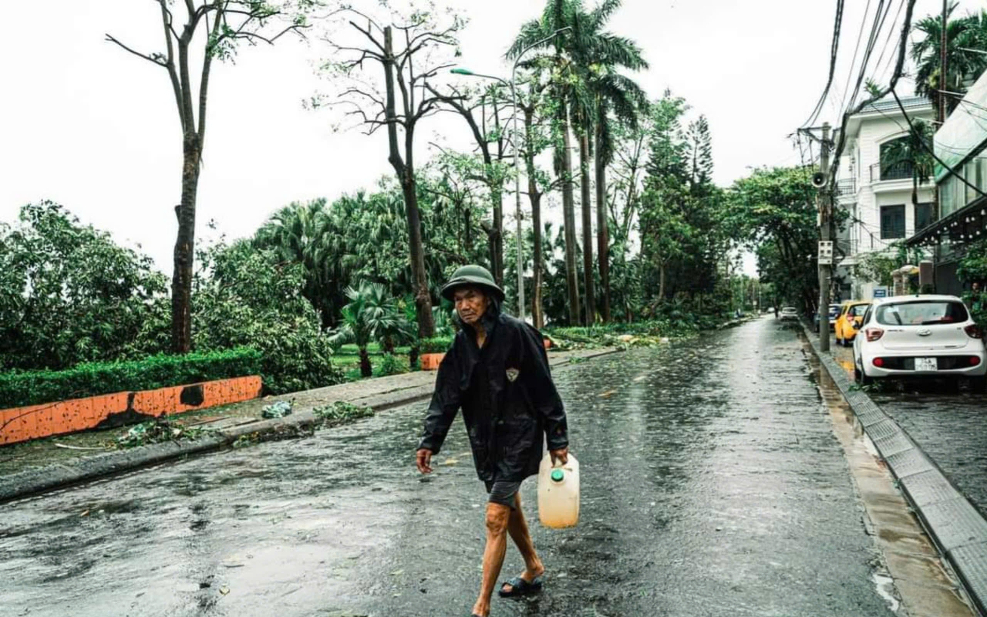 Người dân ở nhiều vùng nông thôn Hải Dương phải đi xin từng can nước về phục vụ sinh hoạt