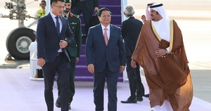Thủ tướng đến Saudi Arabia, bắt đầu lịch trình làm việc dày đặc