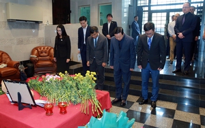Phó Thủ tướng Trần Hồng Hà ghi sổ tang, chia buồn với Nga sau vụ khủng bố ở Moscow