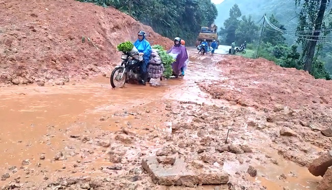 Mưa lớn sạt lở nhiều tuyến đường miền núi Quảng Nam, khẩn cấp di dời hơn 500 hộ dân- Ảnh 2.