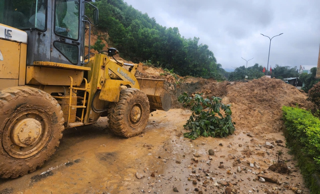 Xuyên đêm khắc phục sạt lở đường Hồ Chí Minh qua Quảng Nam- Ảnh 10.