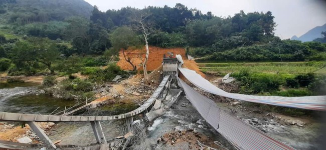 Hà Giang: Cầu đang thi công bất ngờ đổ sập- Ảnh 1.