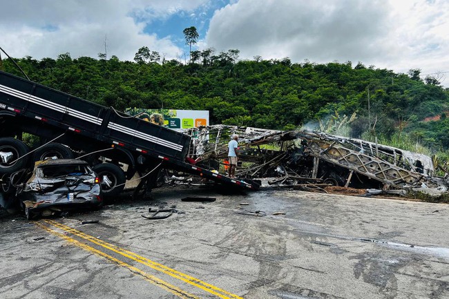 Tai nạn xe khách thảm khốc ở Brazil: Ít nhất 37 người thiệt mạng- Ảnh 1.