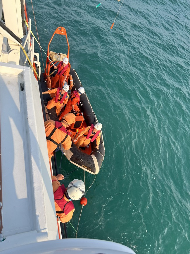 Khẩn trương cứu 9 thuyền viên trên tàu sắp chìm trên vùng biển Cù Lao Chàm- Ảnh 2.