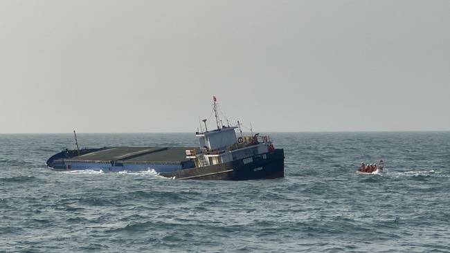Khẩn trương cứu 9 thuyền viên trên tàu sắp chìm trên vùng biển Cù Lao Chàm- Ảnh 1.