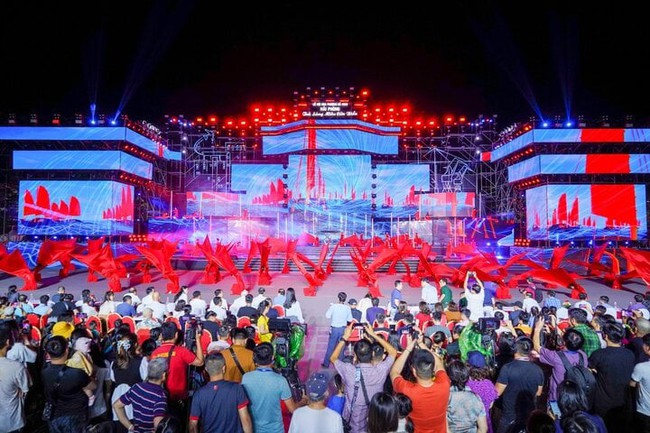 Lần đầu tiên Hải Phòng tổ chức bắn pháo hoa tại lễ hội Hoa phượng đỏ 2024- Ảnh 3.