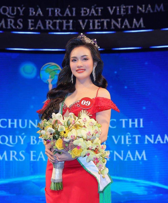 Cựu giám đốc ngân hàng đăng quang hoa hậu cuộc thi Mrs Earth Vietnam 2024- Ảnh 2.