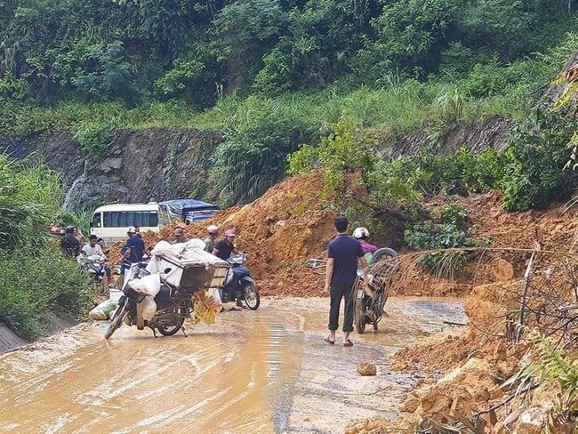 2.000m3 đất đá taluy dương trên QL37 sạt lở, 17 hộ dân Yên Bái bị cô lập- Ảnh 3.