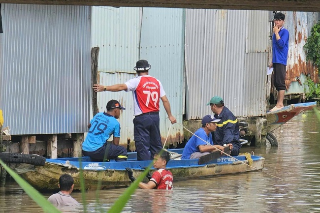 An Giang: Bé trai bốn tháng tuổi nghi rơi xuống kênh xáng Xẻo Rô mất tích- Ảnh 1. An Giang: Bé trai bốn tháng tuổi nghi rơi xuống kênh xáng Xẻo Rô mất tích- Ảnh 1.