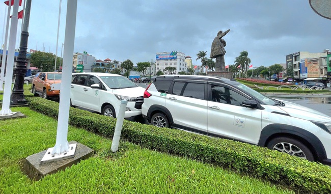 Lo tái diễn ngập lịch sử, người dân Đà Nẵng đưa ô tô đến nơi cao ráo- Ảnh 1.