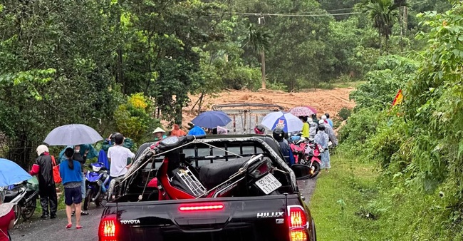 Sạt lở núi ở Đà Nẵng, bùn đổ như thác xuống quốc lộ 40B- Ảnh 1. Sạt lở núi ở Đà Nẵng, bùn đổ như thác xuống quốc lộ 40B- Ảnh 1.