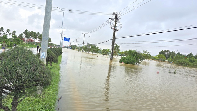 Lật ghe trong mưa lũ ở Đà Nẵng, một người mất tích- Ảnh 1. Lật ghe trong mưa lũ ở Đà Nẵng, một người mất tích- Ảnh 1.