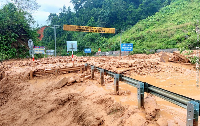 Dốc sức thông hàng chục điểm sạt lở trên đường Hồ Chí Minh- Ảnh 1.