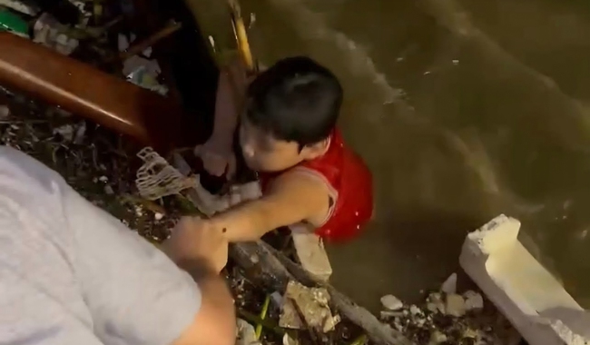 Nghẹt thở giải cứu bé trai bị lũ cuốn trôi trên sông Hàn, dạt vào chân cầu Rồng- Ảnh 1. Nghẹt thở giải cứu bé trai bị lũ cuốn trôi trên sông Hàn, dạt vào chân cầu Rồng- Ảnh 1.