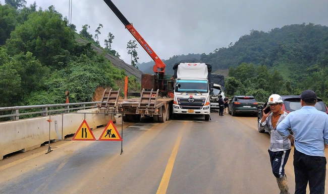 Tai nạn giữa hai xe tải, cao tốc La Sơn - Hòa Liên ách tắc hơn 2 giờ- Ảnh 1.