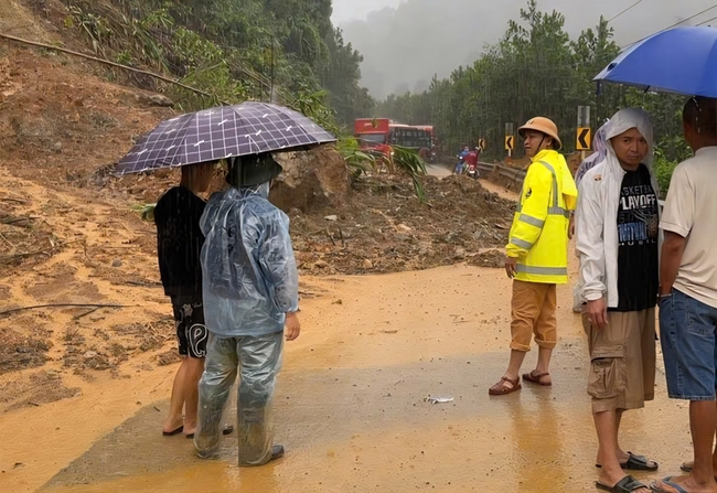 Hàng trăm ô tô mắc kẹt do sạt lở đường Hồ Chí Minh, Trường Sơn Đông- Ảnh 5.