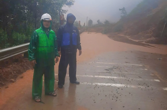 Hàng trăm ô tô mắc kẹt do sạt lở đường Hồ Chí Minh, Trường Sơn Đông- Ảnh 2.