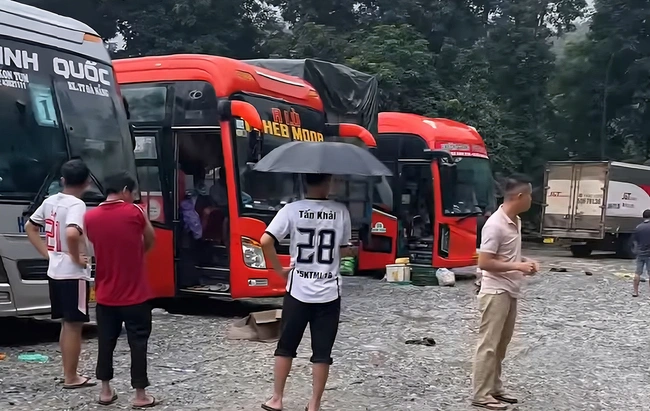 Hàng trăm ô tô mắc kẹt do sạt lở đường Hồ Chí Minh, Trường Sơn Đông- Ảnh 3.