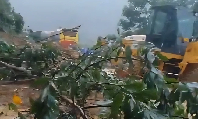 Hàng trăm ô tô mắc kẹt do sạt lở đường Hồ Chí Minh, Trường Sơn Đông- Ảnh 1.