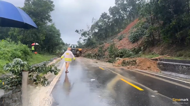 Hàng trăm ô tô mắc kẹt do sạt lở đường Hồ Chí Minh, Trường Sơn Đông- Ảnh 4.
