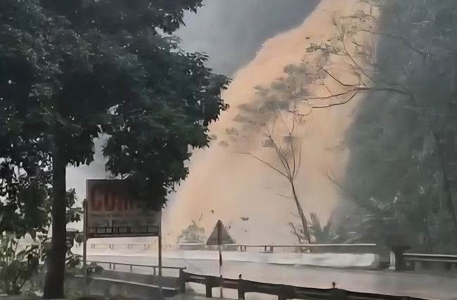 Hàng trăm ô tô mắc kẹt do sạt lở đường Hồ Chí Minh, Trường Sơn Đông- Ảnh 6.