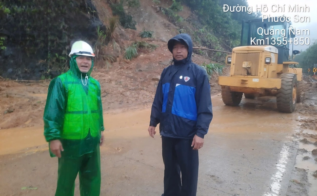 Hàng trăm ô tô mắc kẹt do sạt lở đường Hồ Chí Minh, Trường Sơn Đông- Ảnh 7.