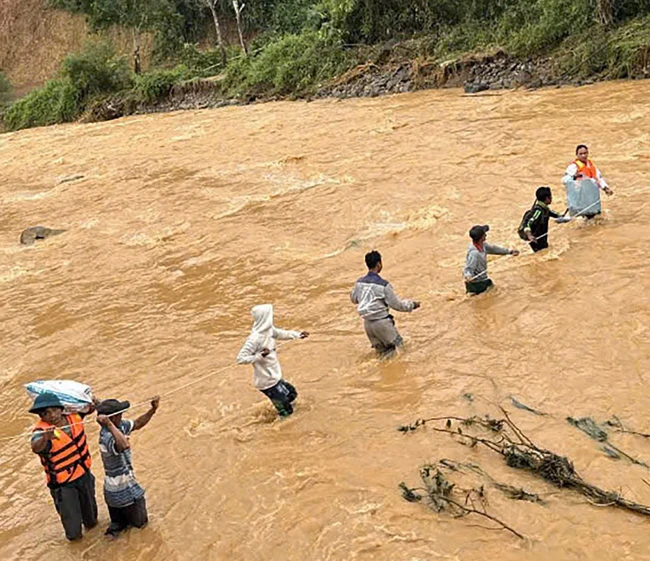 Mưa lũ lịch sử tại miền Trung: Đắk Lắk có 27 người chết, nhiều tỉnh gia tăng thiệt hại- Ảnh 4.