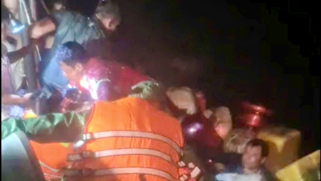 Kịp thời cứu 13 ngư dân chìm tàu trên biển Cà Mau- Ảnh 1.