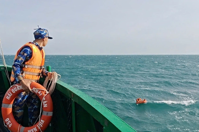 Vùng 5 Hải quân kịp thời cứu hai thuyền viên gặp nạn trên biển Tây Nam- Ảnh 1.