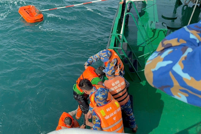 Vùng 5 Hải quân kịp thời cứu hai thuyền viên gặp nạn trên biển Tây Nam- Ảnh 2.