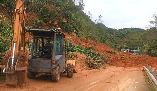 Nhiều tuyến đường qua miền Trung tái sạt lở, quốc lộ 1A ngập trở lại- Ảnh 1.